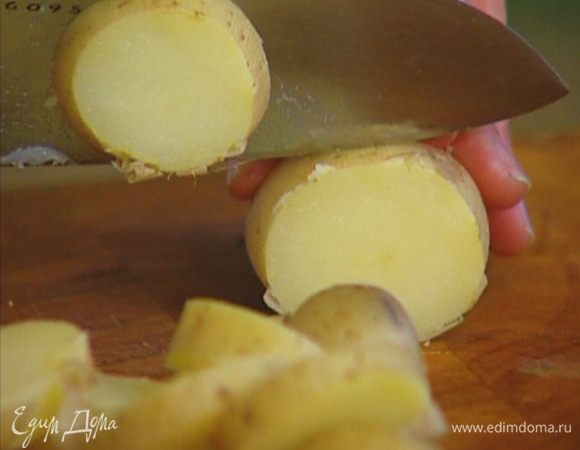 Картофель отварить в мундире, затем, не очищая, нарезать кружками.