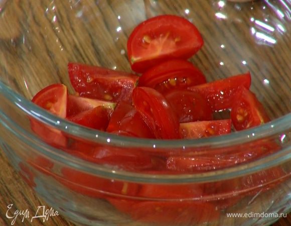 Помидоры черри разрезать на 4 части.