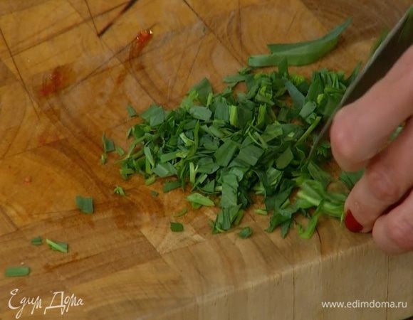 Листья тархуна нарезать.