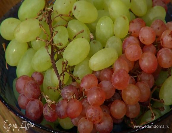 Крупные ягоды винограда разрезать пополам, маленькие оставить целыми.