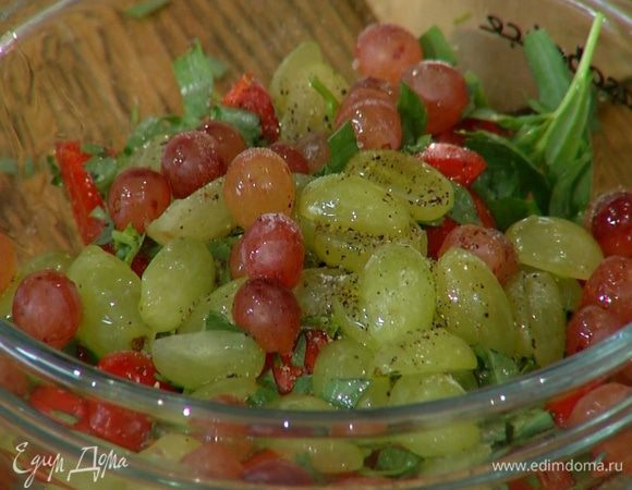 Приготовить соус: помидоры черри соединить с виноградом и тархуном, посолить, поперчить, влить 1 ч. ложку оливкового масла, уксус и все перемешать.