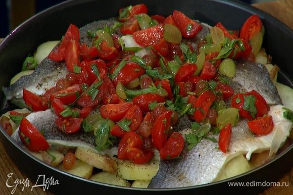 На готовую горячую рыбу выложить соус и дать постоять 5 минут.