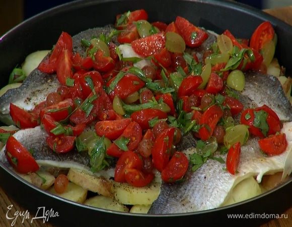 На готовую горячую рыбу выложить соус и дать постоять 5 минут.