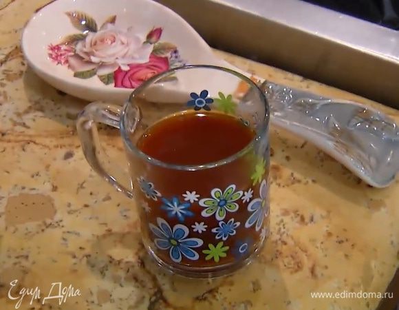 Чай заварить небольшим количеством кипятка и дать настояться.