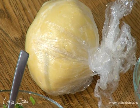 Сформировать из теста шар, завернуть в пищевую пленку и отправить в морозильник на 15–20 минут.