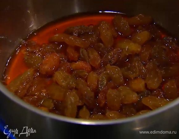 Изюм выложить в небольшую кастрюлю, добавить коричневый сахар, влить 30–50 мл заваренного чая и прогреть все на огне — сахар должен полностью раствориться, а жидкость выпариться.