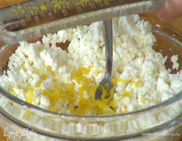 Творог размять вилкой.