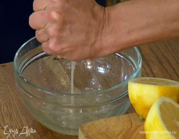 Натереть цедру еще одного лимона на мелкой терке, из всех 6 лимонов выжать сок.