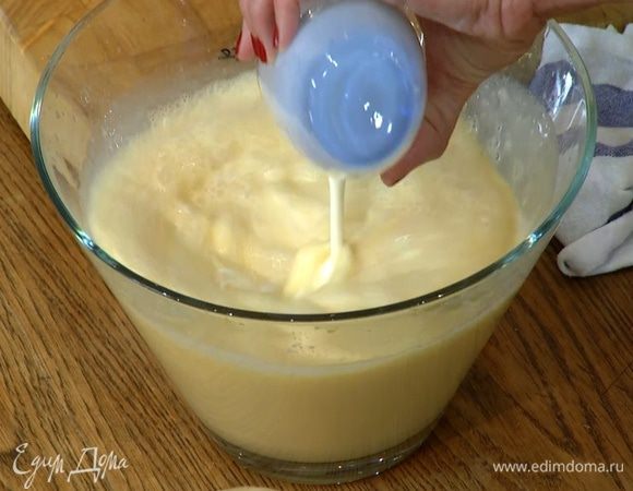 Продолжая перемешивать, всыпать сахар, затем влить сливки и вымешать все еще немного.