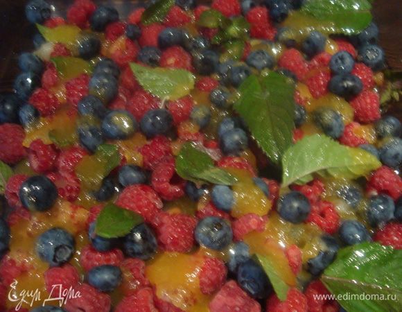 Берем форму для запекания. В моем случае, это стеклянная форма. Смешиваем ягоды (ягоды берем любые на свой вкус или какие есть на данный момент дома), польем соком лимона, добавим мед и листики мяты. Аккуратно перемешиваем ложкой, чтобы не повредить ягоды.