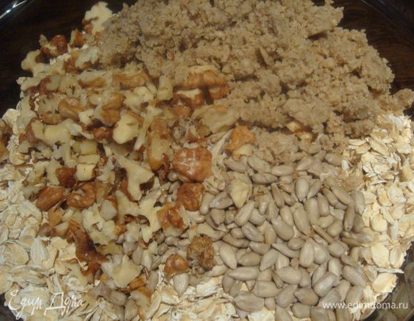 В отдельной миске смешиваем овсяные хлопья, семечки, орехи, миндальную муку (орехи или семечки можем брать любые на свой вкус и количество можно регулировать тоже на свой вкус), добавим 3 столовые ложки меда и оливковое масло и хорошо перемешаем.