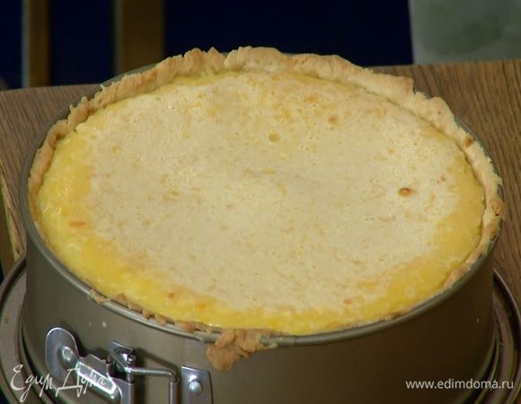 Готовый лимонник посыпать кедровыми орехами и сахарной пудрой. Подавать пирог полностью остывшим.