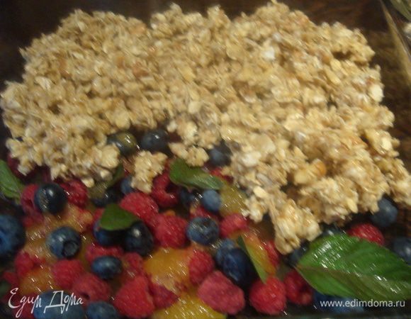Аккуратно выкладываем овсянку на ягоды.