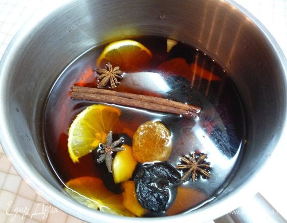 Также в кастрюлю идут промытые кусочки имбиря, сухофрукты, ломтики лимона и апельсина, добавляем специи (корицу, гвоздику, бадьян).