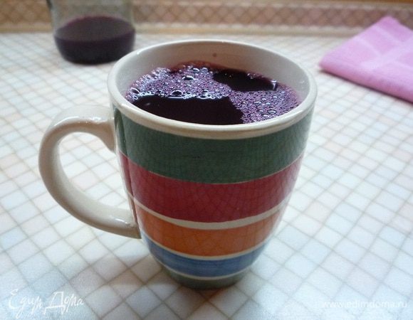 Вливаем сок (у меня виноградный, но можно яблочный или вишневый).