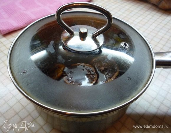 Прогреваем смесь почти до кипения, затем огонь выключаем и даем настояться напитку 10-15 минут.