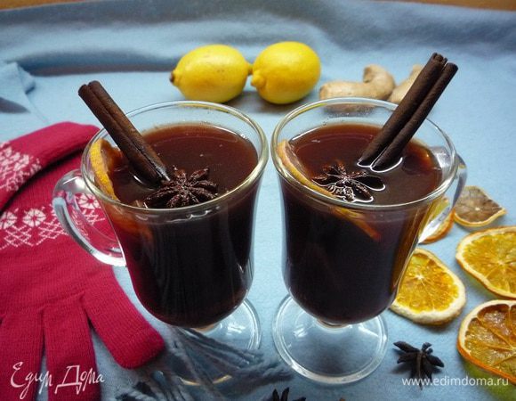 Настоявшийся глинтвейн разливаем по бокалам, добавляем по вкусу мед.