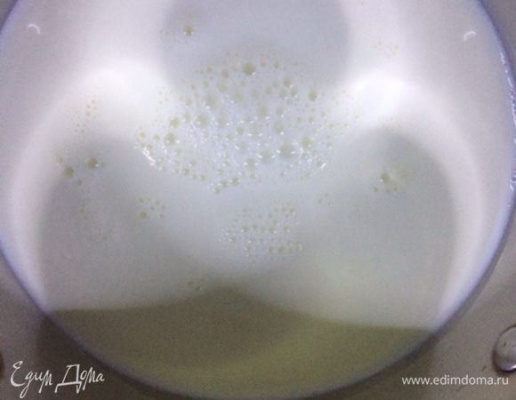 Кипятим молоко, снимаем с плиты.