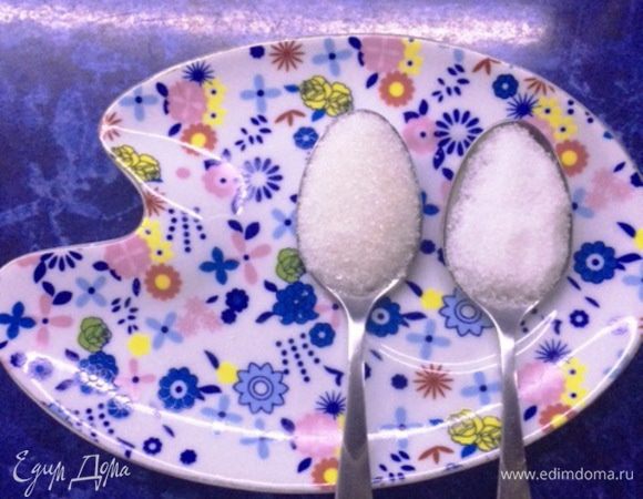 Добавляем соль и сахар, перемешиваем.