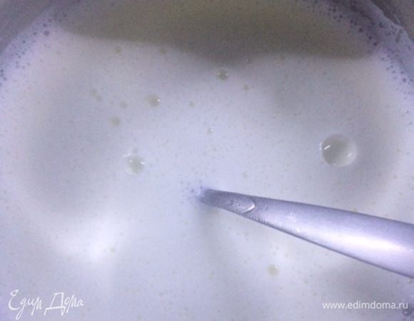 Помешивая молоко, аккуратно вливаем кефир комнатной температуры.