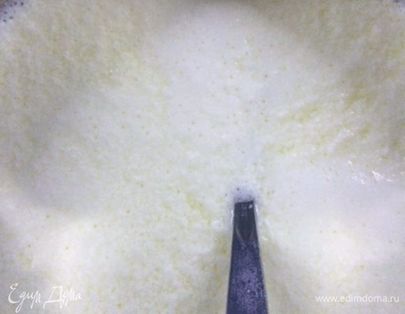 Полученную молочно-кефирную смесь мешаем пока молоко полностью не свернется.