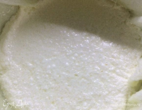 Сооружаем конструкцию из кастрюли с дуршлагом. 
Застилаем дуршлаг марлей в 4 слоя. 
Откидываем полученную смесь на дуршлаг.