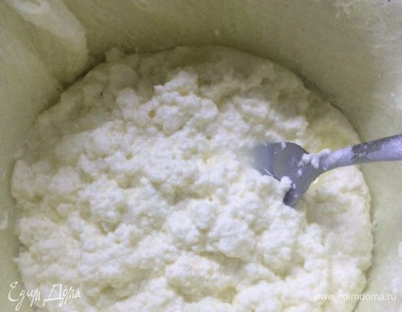 Сыворотка стекает в течении 15-20 минут.
За это время несколько раз перемешиваем смесь, для ускорения процесса. 
Руками массу не отжимаем.