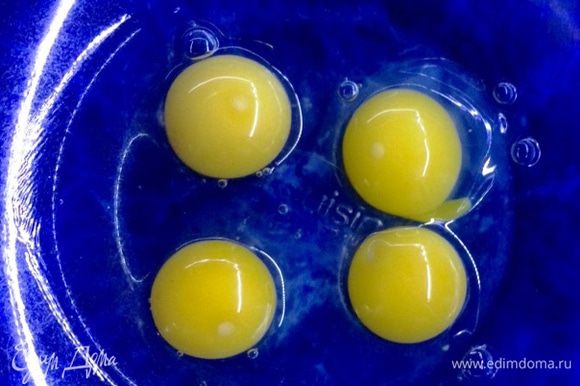 Тем временем, перепелиные яйца (можно заменить на 1 куриное) взбиваем с чайной ложкой лимонного сока.