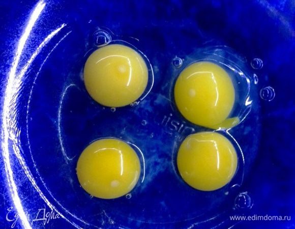 Тем временем, перепелиные яйца (можно заменить на 1 куриное) взбиваем с чайной ложкой лимонного сока. 