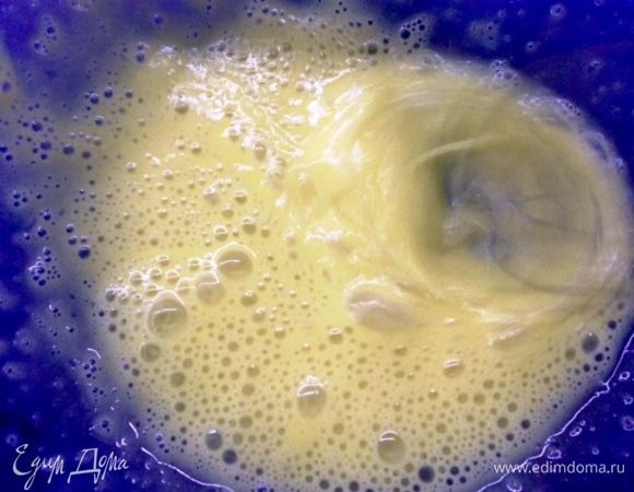 Яичную смесь взбиваем до пенообразного состояния.