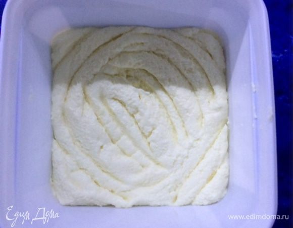 Полученную творожную массу перекладываем в контейнер/емкость, остужаем и отправляем в холодильник минимум на 12 часов.