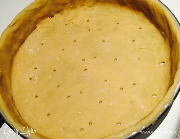 Когда тесто отдохнуло, раскатываем его на хорошо припыленной мукой поверхности и переносим в форму, формируя бортики (у меня 20 см). Все лишнее отрезаем. Прокалываем дно в нескольких местах, убираем в холодильник до использования. Еще момент: если хотите более песочного теста, можно запечь тесто сначала "вслепую" (т.е. без начинки), но в данном рецепте это не принципиально. 