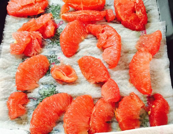 Если вы решили немного подрумянить корж, то разогреваем духовку до 200°С и ставим нашу форму с тестом минут на 15-20. Тем временем займемся начинкой достаем наши дольки грейпфрута, выкладываем их на бумажное полотенце.