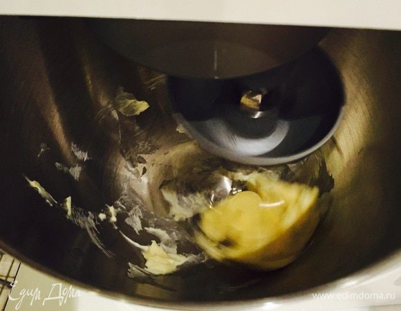 Мягкое масло немного взбиваем .