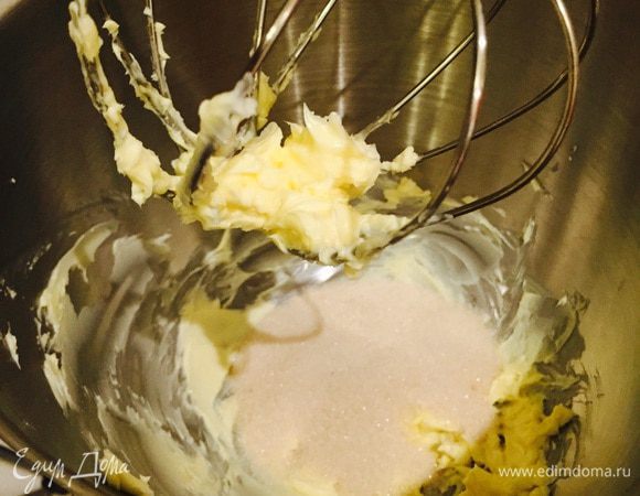 Добавляем сахар (эх, хорошо, когда комбайн все делает, а ты отмеряй и подсыпай себе, еще и фотографировать можно).