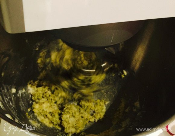 Потом фисташковую пасту. Как ее делать дома, я писала в этом рецепте http://www.edimdoma.ru/retsepty/77339-fistashkovo-malinovyy-kirpichik