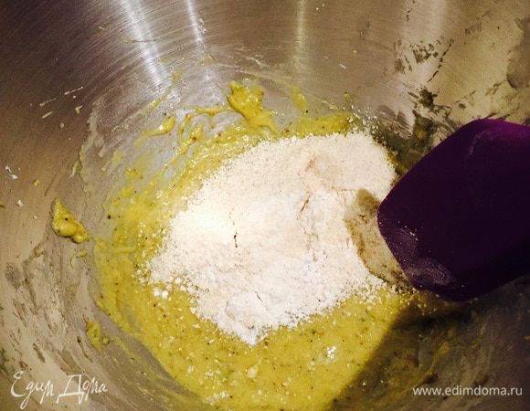 Потом спатулой вмешиваем муку с миндальной мукой.