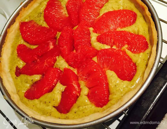 Получившийся крем равномерно выкладываем на корж (у меня слегка подрумяненный). На крем укладываем дольки грейпфрута. 