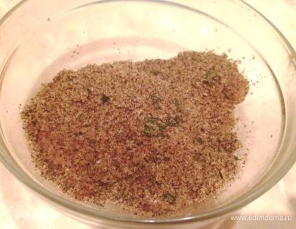 Филе хорошо промыть, обсушить полотенцем.
На дно емкости выложить половину сухой смеси. На нее положить филе.
Закрыть второй половиной смеси, прикрыть крышкой или пищевой пленкой и поставить в холодильник на 24 часа.