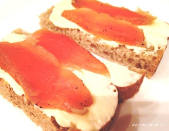 Через сутки вытащить (курица пустит сок), хорошенько промыть мясо, просушить, нарезать и кушать.
Для хранения завернуть в марлю и положить в холодильник.
Очень вкусно, просто и без всякой химии!