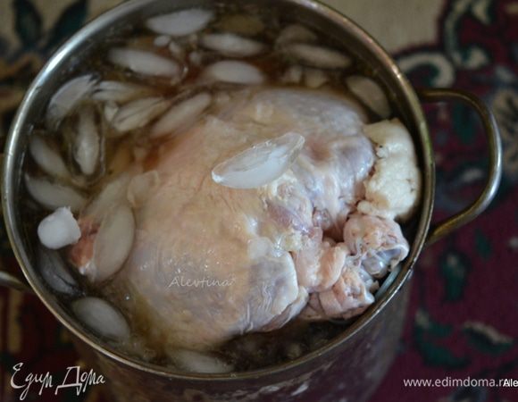 Индейка должна быть полностью разморожена. Для рассола смешать в большой кастрюле овощной бульон, либо используем вода + кубики для овощного бульона (10 шт). Соль, коричневый сахар, перец горошком, душистый перец, имбирь поломанный. Поставить на огонь и довести до кипения, помешивать. Сахар и соль должны раствориться в горячем бульоне. Снять с огня и дать остыть при комнатной температуре. Если делаем заранее, поставить в холодильник. Добавить в кастрюлю с рассолом промытую индейку грудкой вниз, ногами вверх, очищенную от внутренностей, ледяную воду (у меня кастрюля хоть и большая, но ледяную воду уже не вместила, добавила лишь стакан льда). Для тех, кто также использует только рассол, сократите количество соли. Закрыть ее сверху и поставить в холодильник на 8–16 часов. За эти промежутки переверните ее еще раза два.