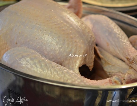 Разогреть духовку до 260°С. Индюшку достанем из рассола. Промакнем бумажным полотенцем, уложив спинкой вниз на специальное блюдо или противень с решеткой.