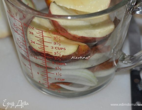 В специальную для СВЧ емкость выложим очищенное красное яблоко, нарезанное на части, стакан воды, половинку луковицы, нарезанную крупно, палочку корицы поломать на две части. Поставим в СВЧ на 5 мин.