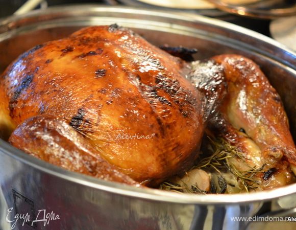 Дать постоять 15 мин. Разрезаем на части, подаем к столу. Жидкость под индюшкой используем под соус.