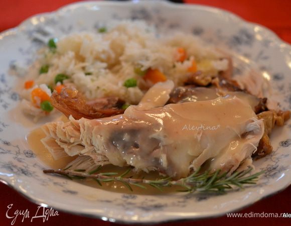 Готовим домашний соус для индюшки. Развести муку в холодной воде так, чтобы не было комочков, добавить процеженный бульон от индейки. Ставим на небольшой огонь и, помешивая часто, готовим до загустения. Поперчить по вкусу, добавить специи, подаем к индейке горячим. Приятного аппетита!
