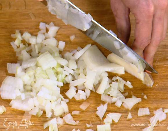 Лук и чеснок почистить и мелко порубить.