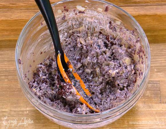 Добавить обжаренный лук с чесноком, поперчить и перемешать.