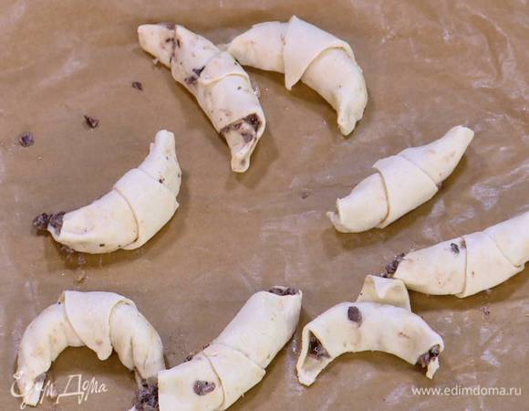 Защипнуть края теста, так чтобы вся начинка осталась внутри.