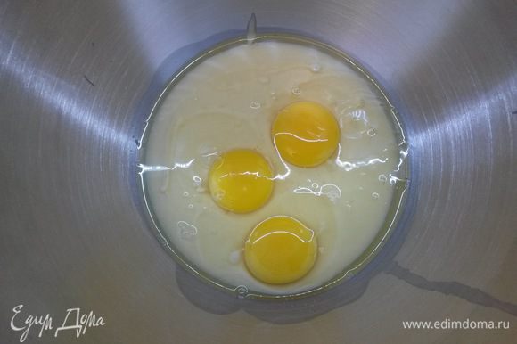 Яйца и сгущенное молоко взбиваем венчиком до однородности.
