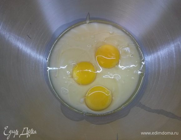 Яйца и сгущенное молоко взбиваем венчиком до однородности.
